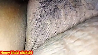 Tutkulu Bir Hint Kızı Ormana Giriyor Ve Arkadaşıyla Tutkulu Bir Buluşma Için Iletişim Kuruyor