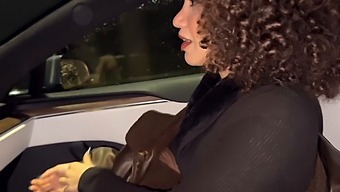 בעלה של האישה הצעירה מאפשר לה לשכב עם זר במכונית.